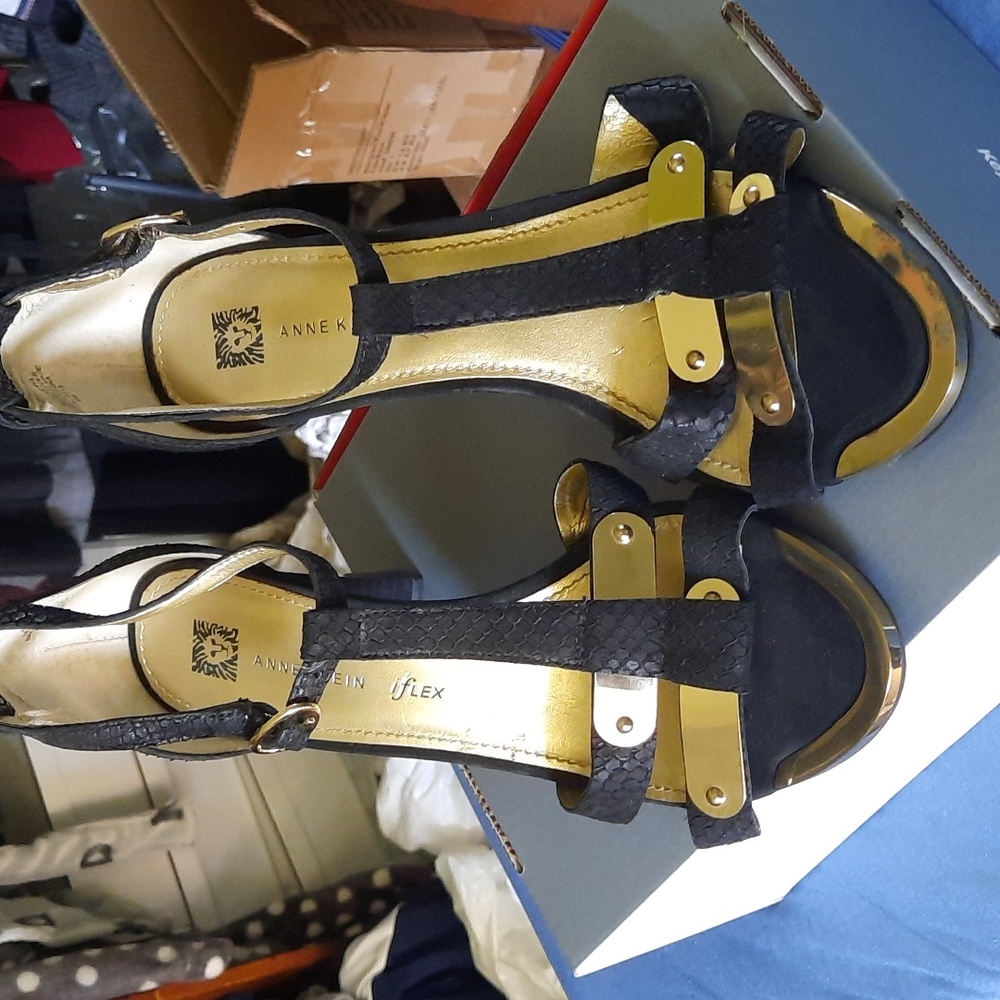 Anne Klein Black & Gold heels size 9